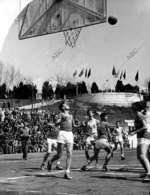 Partido de baloncesto entre los Equipos de baloncesto del colegio del Pilar de...