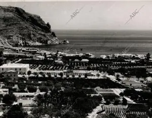 Caseríos de Jávea con el puerto al resguardo del Cabo de San Antonio