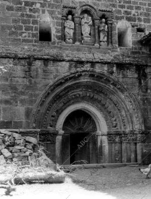 Pórtico de la iglesia del pueblo Piasca (Cantabria)