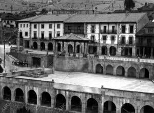 Vista general de la plaza del pueblo Potes (Cantabria)