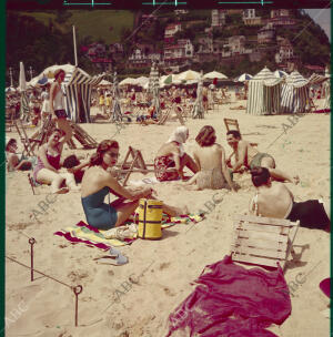 San Sebastián, agosto de 1957. Bañistas en la playa de la Ondarreta