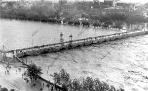 la fuerza de las aguas de la inundación que sacudió el 14 de octubre la ciudad...