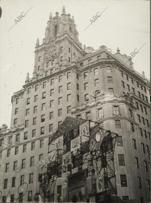 El edificio Telefónica en vísperas de la Navidad