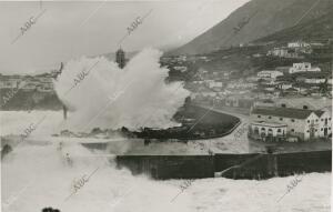 Olas gigantes golpean contra el puerto durante un temporal que ocasionó grandes...