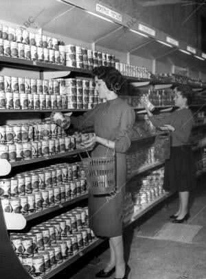 Mujeres Comprando Conservas en el primer supermercado de Madrid el día de su...