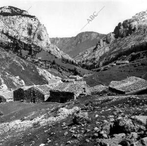 Vista parcial del pueblo Sotres al camino hacia naranjo de Bulnes (Asturias)