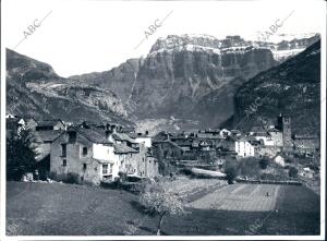 Vista del pueblo, y al fondo, el Mondaruego