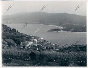 Pueblo y ría de el Barquero al pie de la estaca de Bares