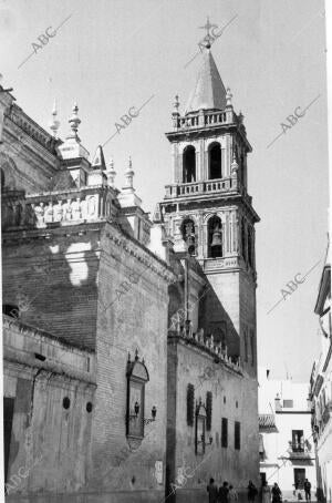 Templo y torre de santa Ana, en el populoso barrio trianero