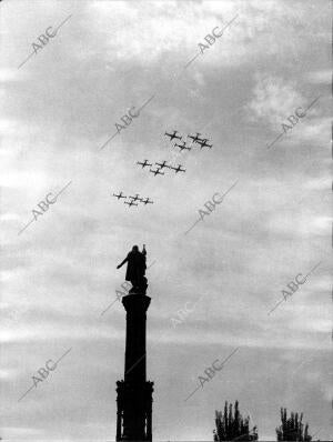 Reactores en el desfile de la victoria de 1958, Pasando junto A la estatua de...