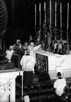 Juan XXIII, en la ceremonia celebrada en el balcón de las bendiciones de la...