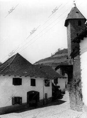 Bello rincón y Típica torre del templo parroquial del pueblo Ochagavia (Navarra)