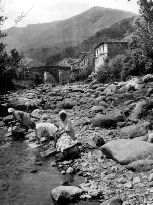 Mujeres Lavando la ropa en el río del pueblo Cosio, situado en la Cuenca del...