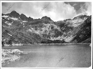 Lago bajo el picacho del Biciberri con sus 2951 Metros