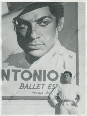 Antonio el Bailarín posa delante de un cartel publicitario suyo