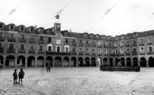 Vista general de la plaza mayor y del ayuntamiento del pueblo Ocaña (Toledo)