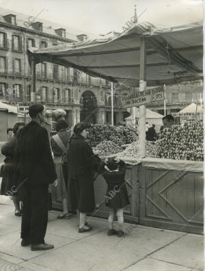 Un vendedor de rosquillas de San Isidro en la plaza Mayor de Madrid
