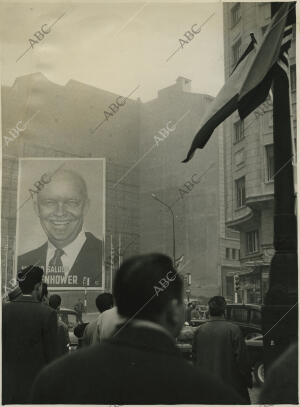 En la imagen, uno de los enormes carteles con los retratos del presidente...