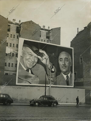 En la imagen, uno de los enormes carteles con los retratos del presidente...