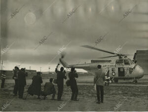 Papá Noel llega a la base de Torrejón de Ardoz en un helicóptero estadounidense,...