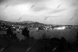 Vista de noche de la bahía de Vigo desde el monte de la guía