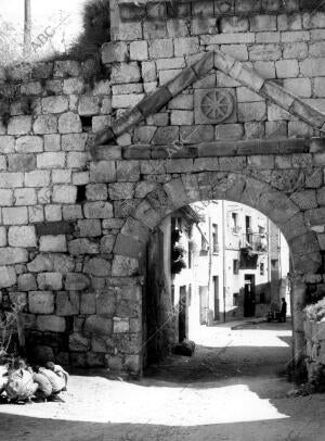 Puerta de castilla y calle de Rua del pueblo Estella (Navarra)