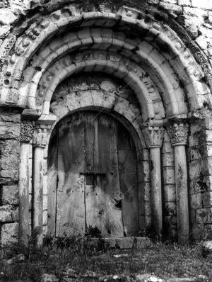 Pórtico de la iglesia de arce de estilo Románico, en Navarra