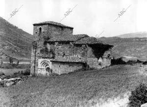 Vista general de la iglesia de arce de estilo Románico, en Navarra