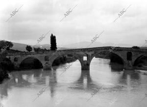 Vista general del puente del pueblo puente de la Reina (Navarra)