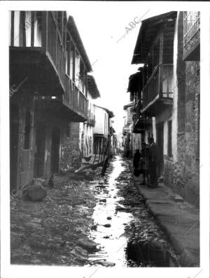 Viniendo de riego de Ambrós y A la entrada del pueblo se Encuentra el santuario...