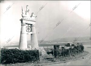 Monumento A Los ¿Novios? en Zarauz (Guipúzcoa)