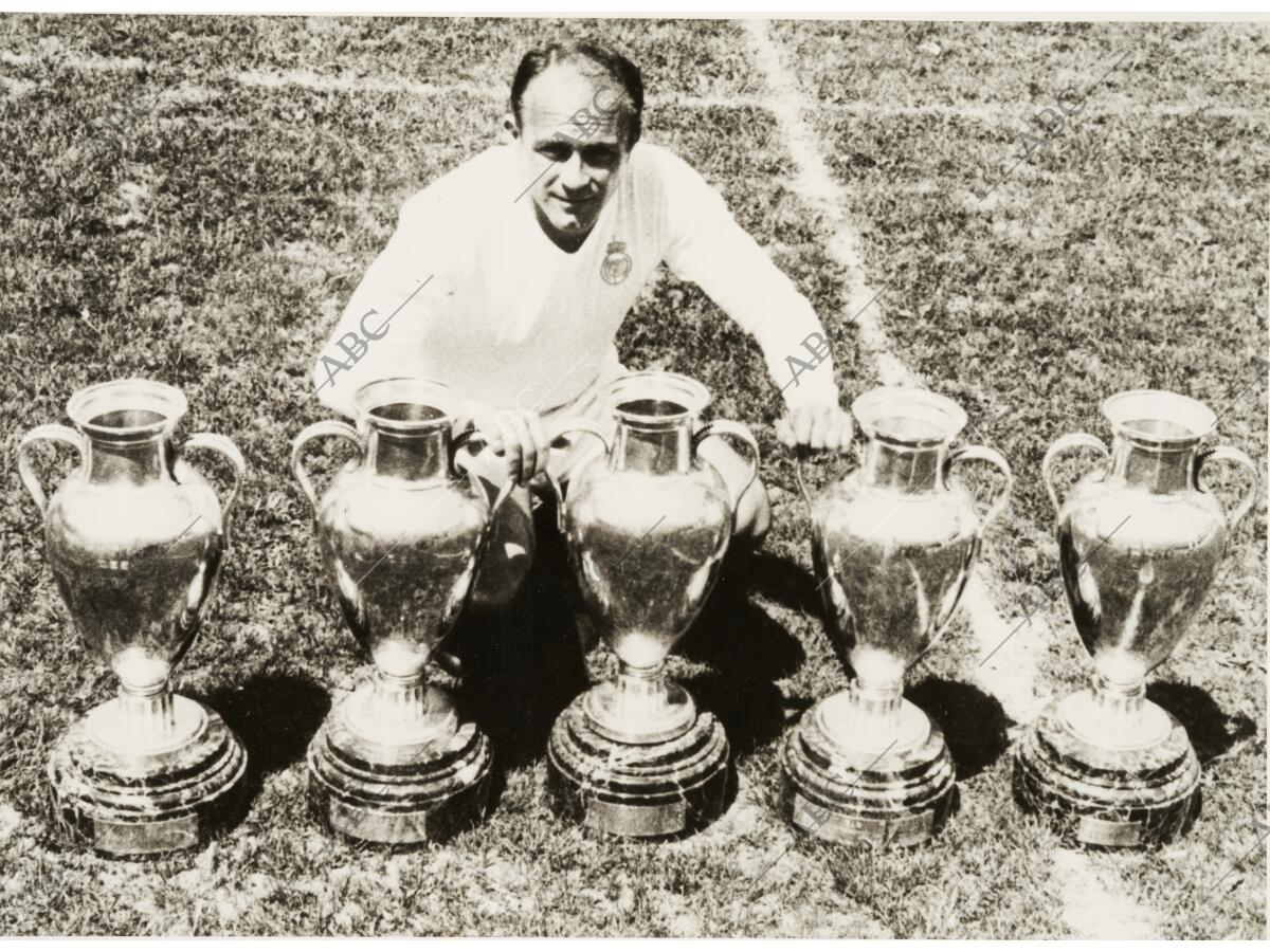 Di Stefano posa con los 5 trofeos de la Copa de Europa que consiguió