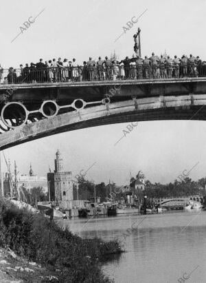 Puente de Isabel Ii, desfile del paso Del "cristo de la Expiración", vulgo Del...