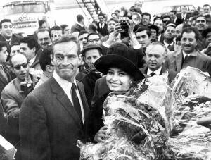 A su Llegada A España para Rodar «el Cid», con Charlton Heston, una...