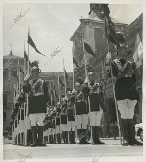 Escuadrón de la policía urbana de Madrid vestida de gala en honor al laclade...