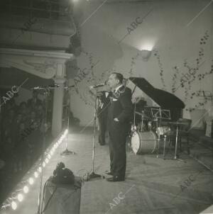 Boby Deglane durante una de las emisiones de la famosa "Operación Clavel" por él...