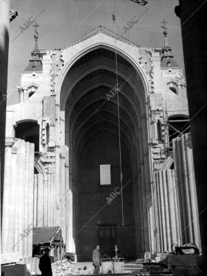 Imagen del exterior de la catedral de la Almudena en Obras en 1962