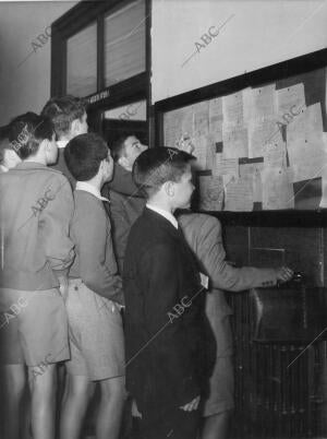 Grupo de Escolares Observando el tablón de Anuncios de su colegio