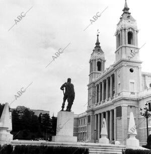 La estatua de Felipe Ii que Fue Retirada, en una imagen de archivo