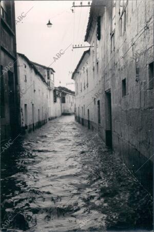 Las Calles de la Villa Coruñesa Invadidas por el agua que Alcanzaron un metro de...