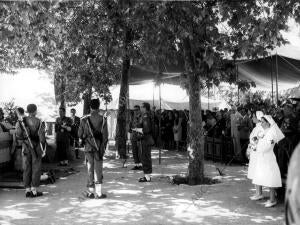 Misa de campaña Oficiada en la chopera del Retiro, antes de comenzar la I...