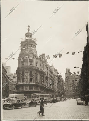 La Gran Vía engalanada para la visita del presidente de Filipnas Diosdado...