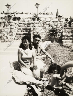 Lola Flores, junto a su marido Antonio González «El Pesailla» y su hija Lolita...