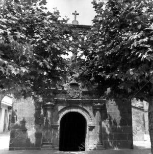 Fachada y puerta principal de la Igelsia del pueblo Cangas de Morrazo...