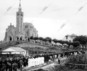 Templo votivo del Mar, después de la ofrenda en el pueblo Pajón (Pontevera)