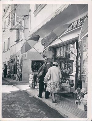 Calle de Lloret de mar en la que Podemos ver lo Típicos Comercios para Turistas