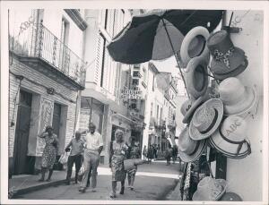 Calle de Lloret de Mar llena de tiendas y establecimientos para los turistas