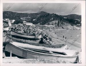 Playa de Lloret de mar llena de Turistas