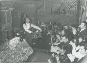 El público, un grupo de periodistas portugueses que con el Secretario Nacional...