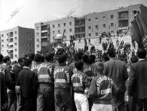 La Universidad laboral de Córdoba con el trofeo tras haber ganado los Juegos...